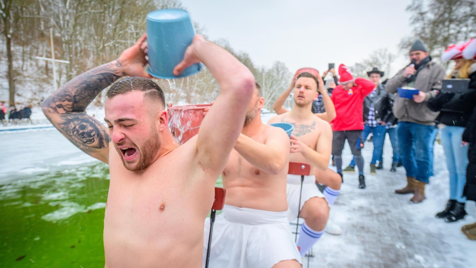 4-Grad-10-Zentimeter-Eis-und-jede-Menge-Gaudi-Anbaden-lockt-Mutige-und-Karnevalisten-im-Kreis-Nordhausen