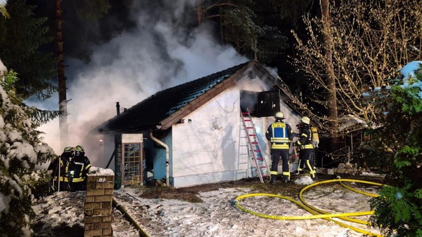 Feuerwehr löscht Brand auf Campingplatz Waldesruh in Wilsche