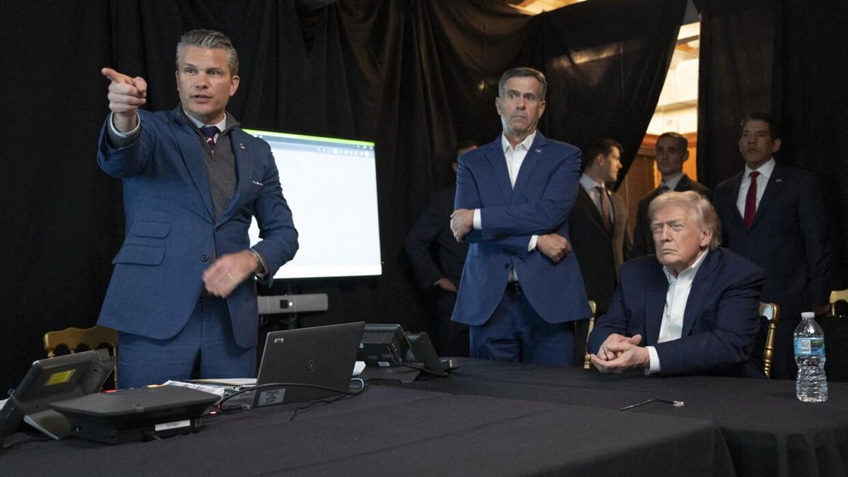 US-Präsident Donald Trump verfolgte mit Kriegsminister Pete Hegseth (links) und CIA-Direktor John Ratcliffe die Operation in seinem Resort in Mar-a-Lago in Florida. 