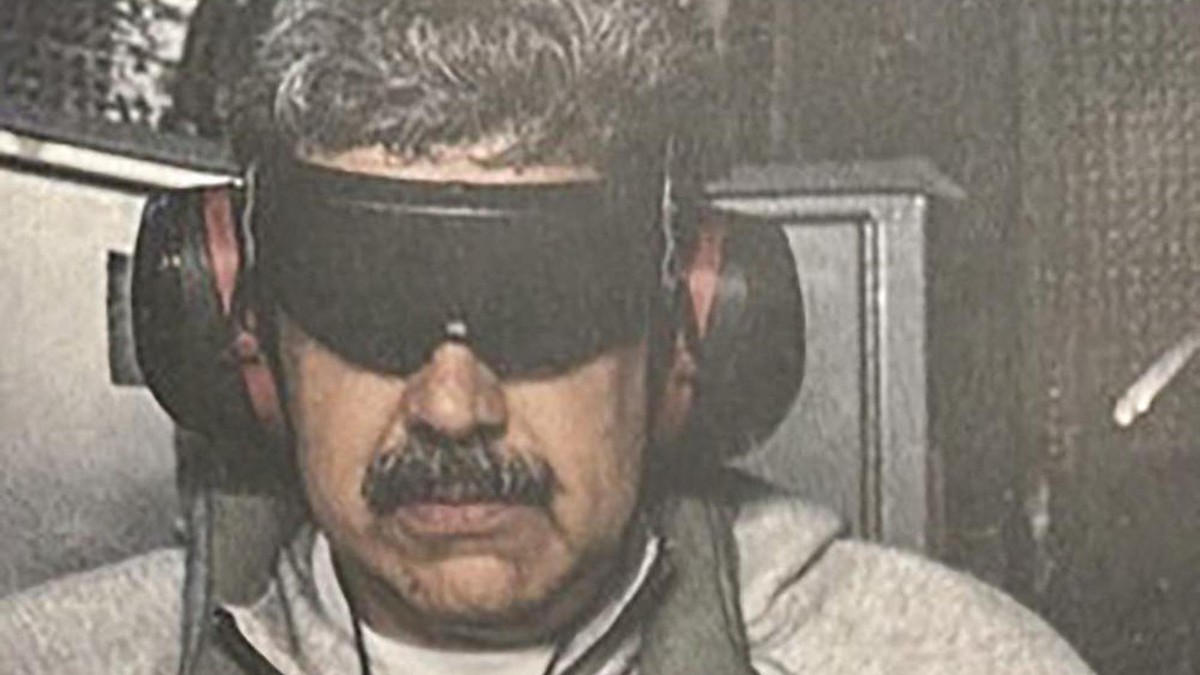 US-Präsident Donald Trump postete das Foto von Nicolás Maduro, mit Handschellen gefesselt, die Augen verbunden und Kopfhörer über den Ohren.