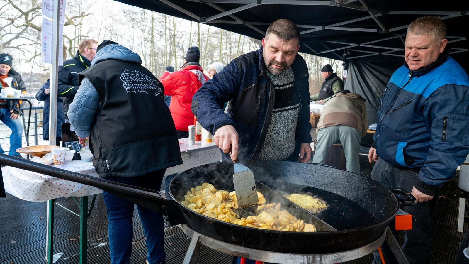 Mittags-sind-die-Bratw-rste-alle-Neujahrswillkommen-im-Kreis-Gotha-ist-gut-besucht
