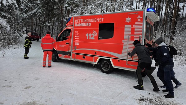 Drama in der Fischbeker Heide: Retter stecken im Schnee fest