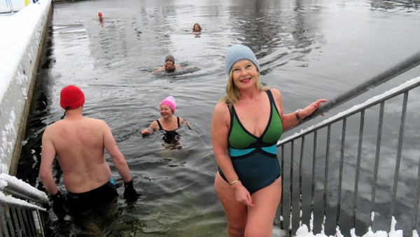 Eisbaden im Fümmelsee: 40 Mutige trotzen frostigen Temperaturen beim Winterevent