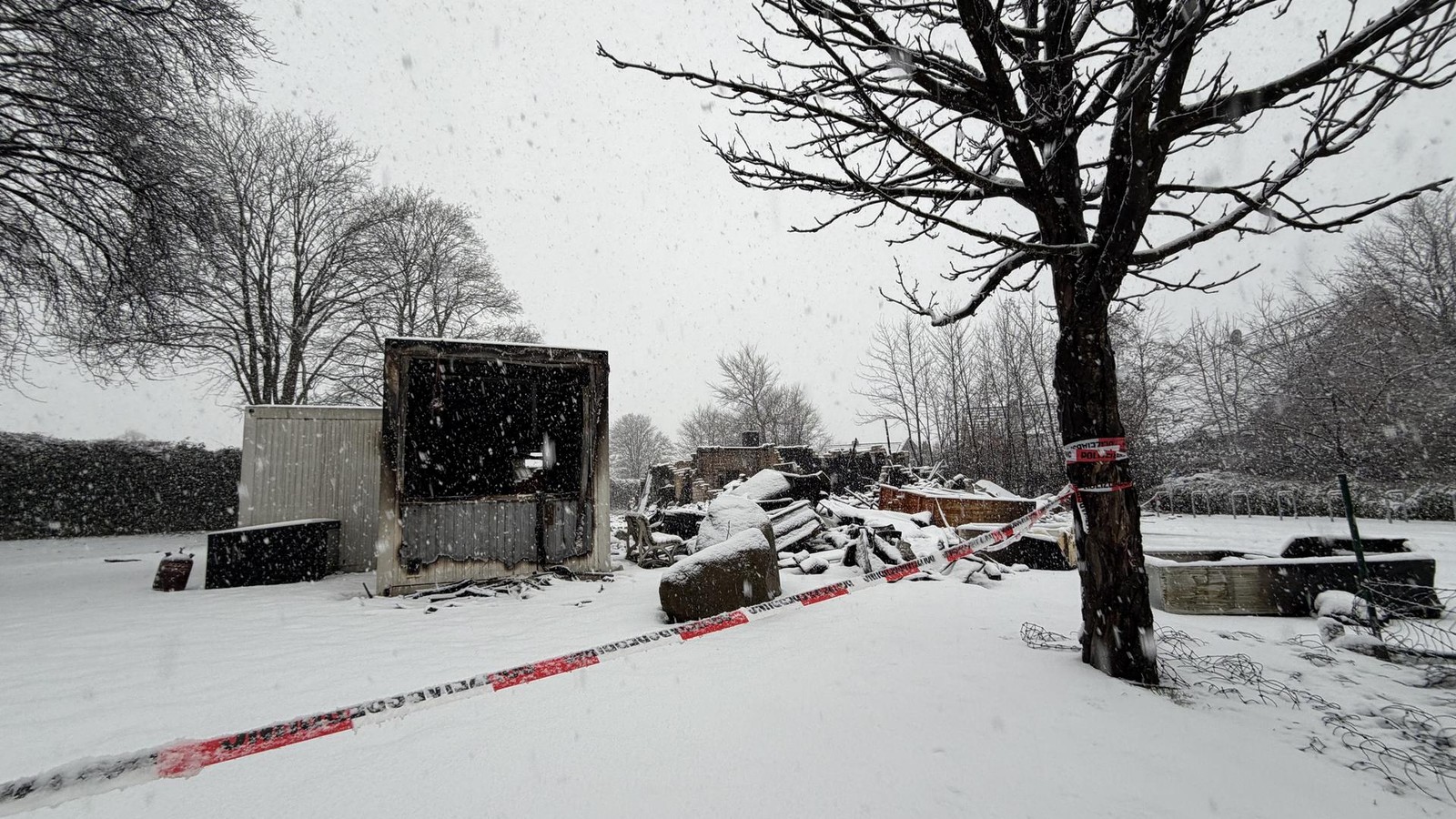 Hunderte-Fu-baller-verlieren-Heimat-Vereinsheim-nach-Gro-brand-in-Tr-mmern