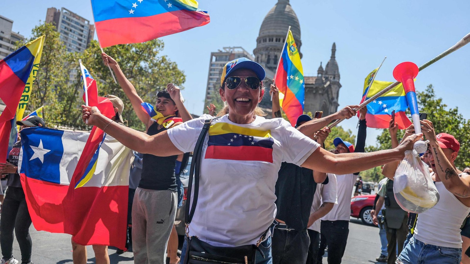 -Tr-ume-wahr-geworden-Venezolaner-im-Ausland-feiern-Maduros-Sturz