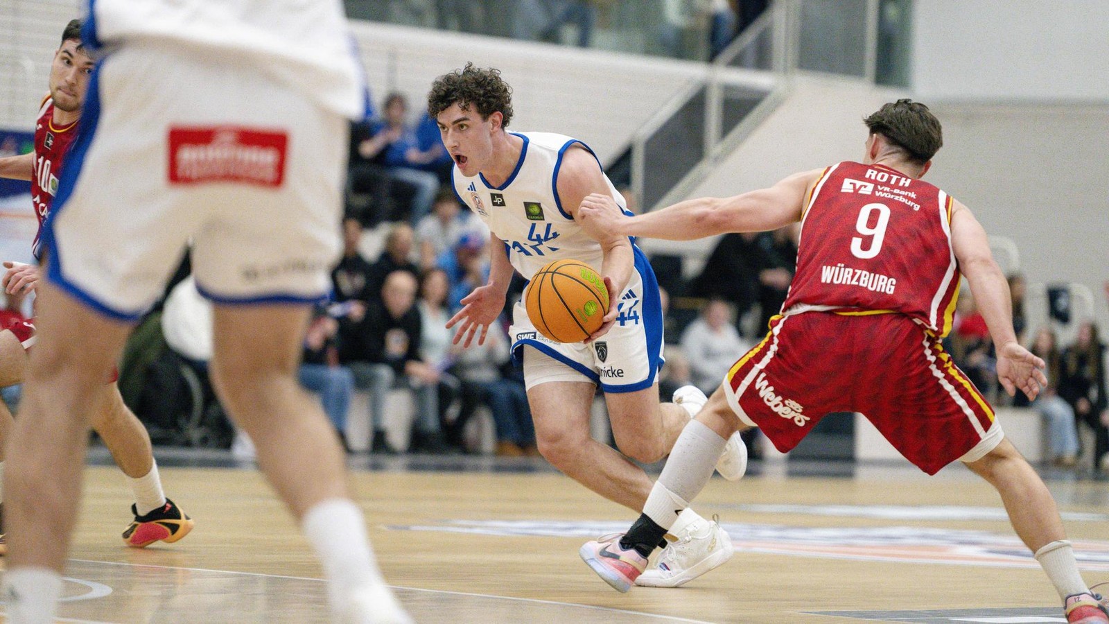 Kein-Training-kein-Problem-L-wen-siegen-zum-R-ckrundenstart