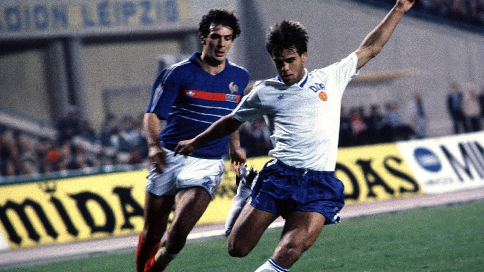 Nicht-nur-f-r-Nostalgiker-DDR-Nationalmannschaft-schl-gt-Frankreich-in-WM-Quali-in-ganzer-L-nge