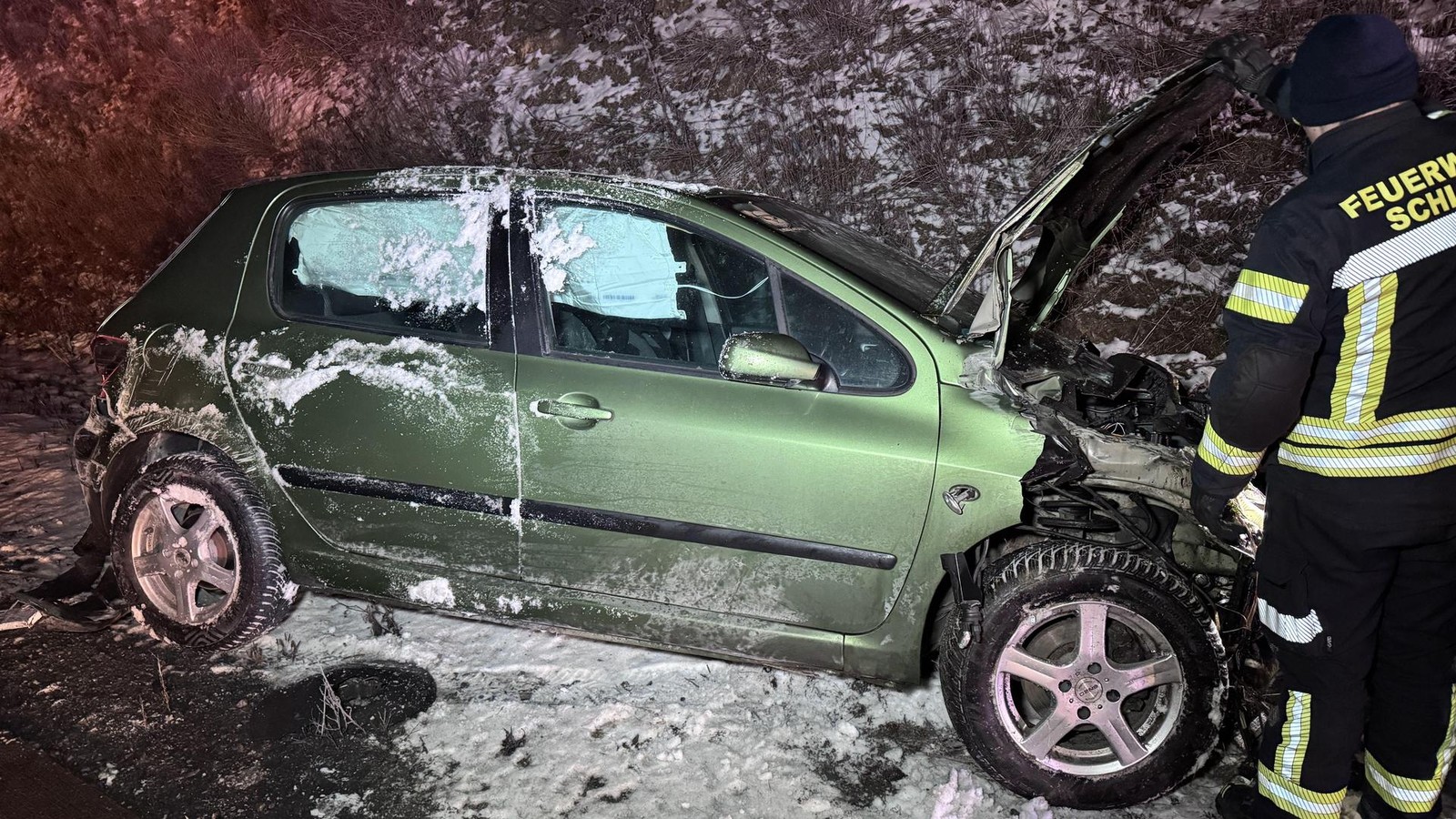 Auto-berschl-gt-sich-auf-A9-bei-Schleiz-Fahrer-verletzt