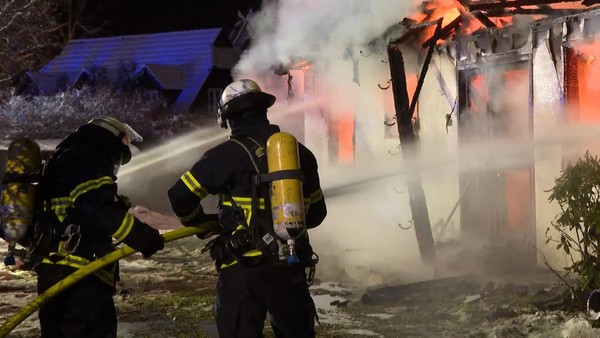 Feuer zerstört Wohnhaus in Duvenstedt: Flammen nach fünf Stunden gelöscht