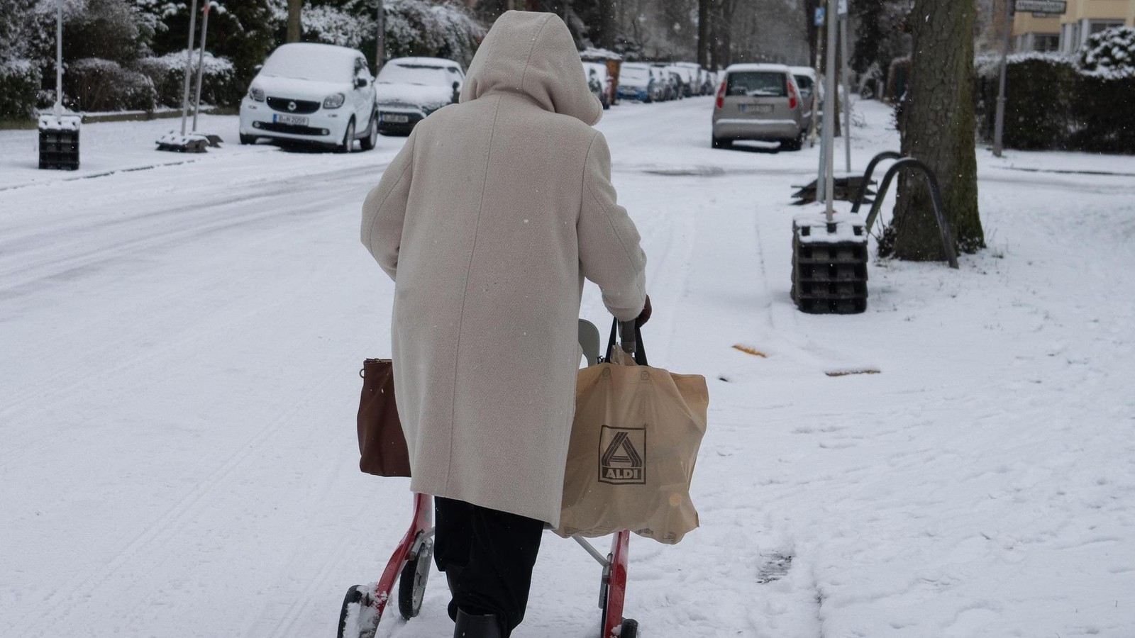 Wenig-Neuschnee-Doch-auf-Berlins-Stra-en-bleibt-es-gef-hrlich-glatt