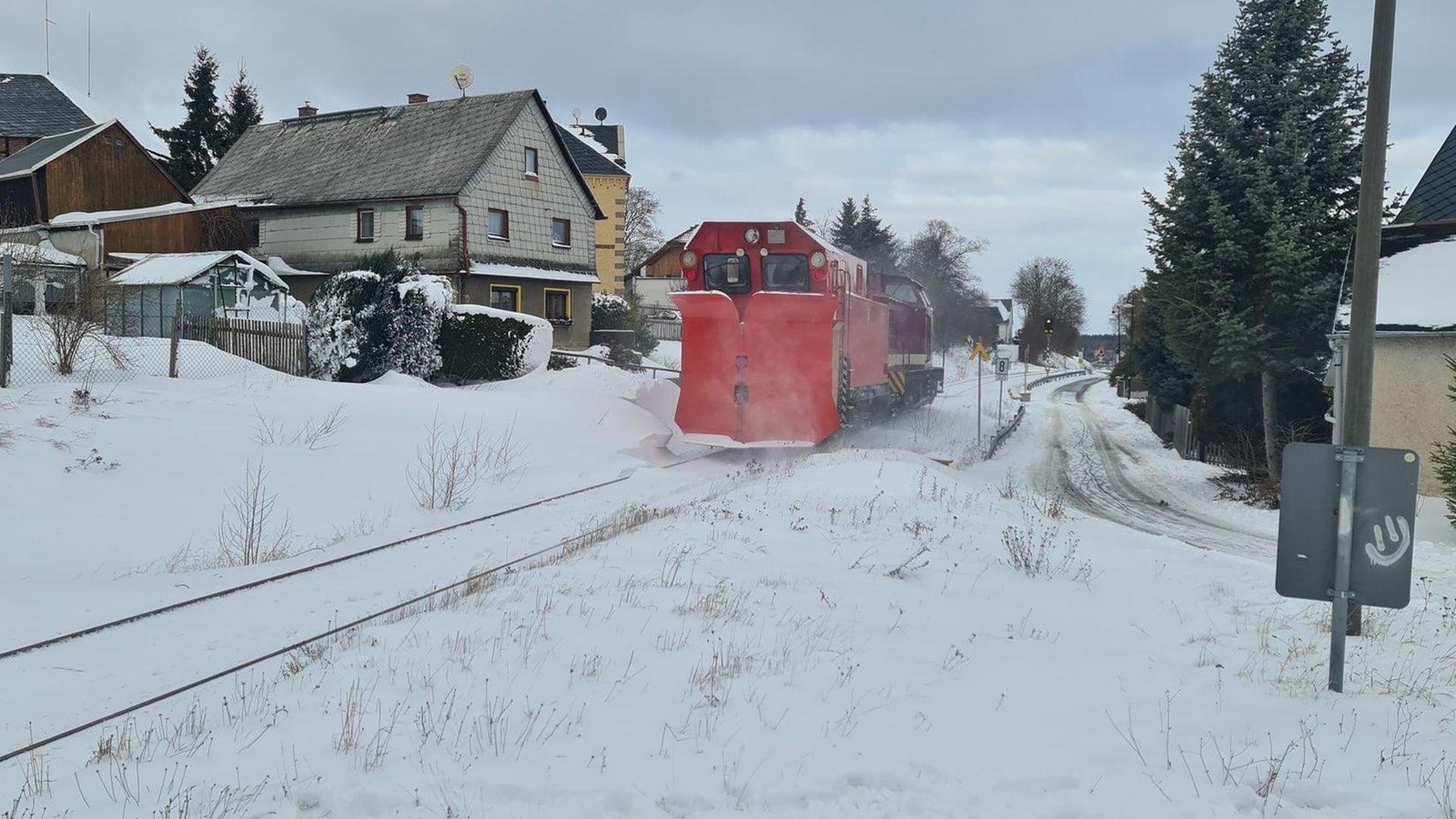 Schneeverwehungen-Polizei-Greiz-warnt-vor-Eis-und-Gl-tte-hier-kamen-Autofahrer-von-der-Fahrbahn-ab