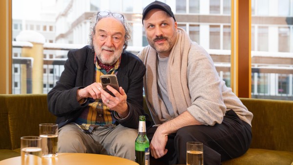 Mahler, aber in Zimmerlautstärke: Marthaler inszeniert an der Staatsoper Hamburg