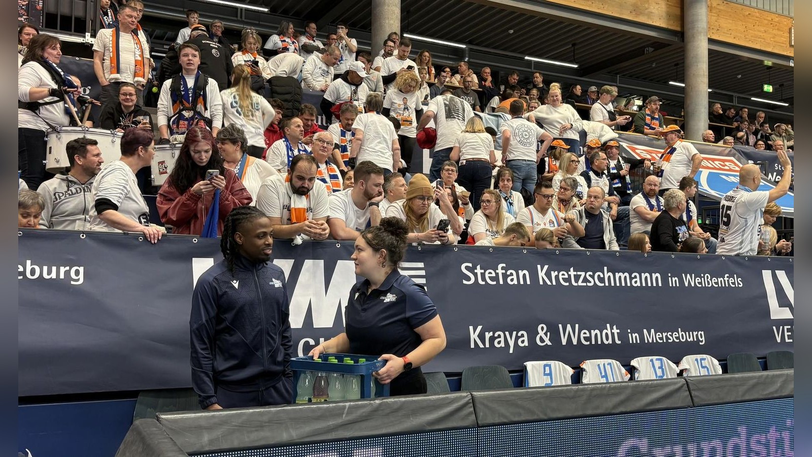 Science-City-Jenas-Neuzugang-beeindruckt-Diese-Fans-sind-der-Wahnsinn-