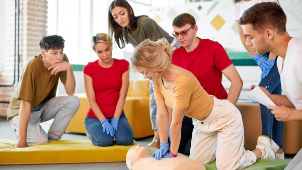 Im Notfall bereit: Herzmassage-Training soll Pflicht für Hamburgs Schüler werden