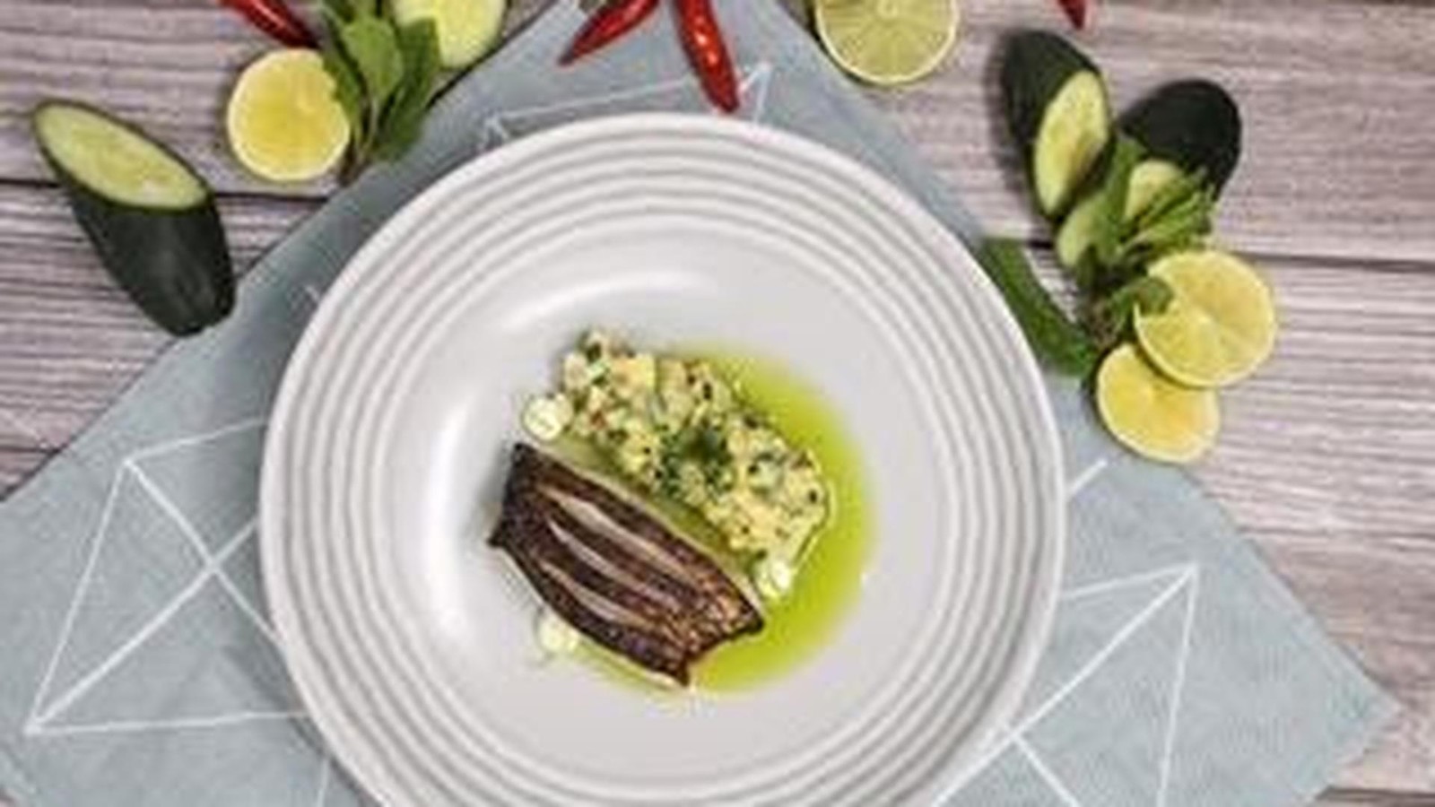 adlerfischfilet-mit-gurken-avocado-tatar-und-limettencreme-aus-dem-le-faubourg