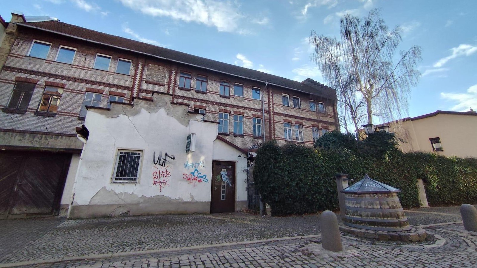 -Am-Bottich-in-Saalfeld-Zwischen-Verteidigung-Schienen-auf-dem-Dach-und-Frauen-von-nebenan