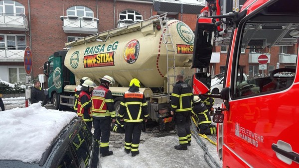 Lkw voller Holzpellets droht, gegen parkende Pkw zu rutschen