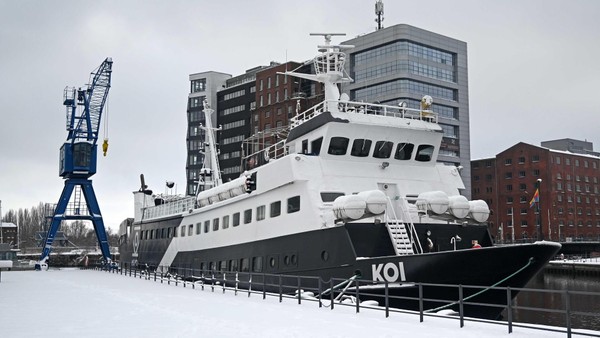 Mann klaut Flaschen von Partyschiff – und läuft Polizisten in die Arme