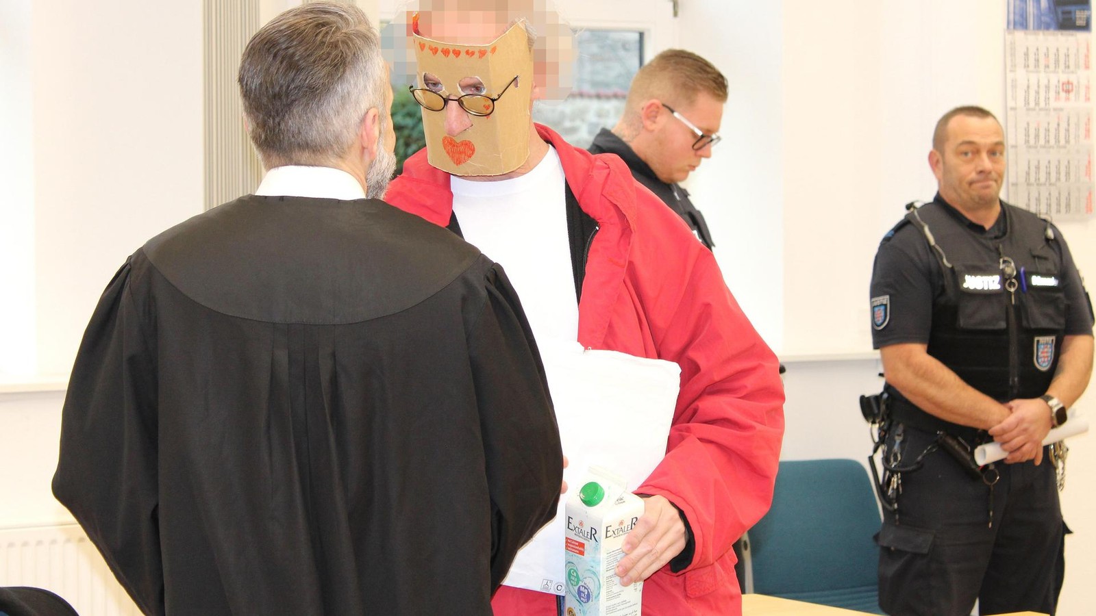 Angeklagter-in-Th-ringer-Prozess-um-mutma-liche-Geiselnahme-Opfer-hat-sich-die-Holzkiste-selbst-ausgesucht-