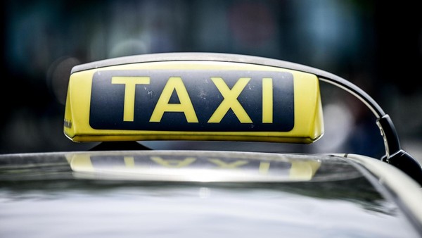 Raubüberfall bei Hamburg: Unbekannter bedroht Taxifahrer mit Pistole