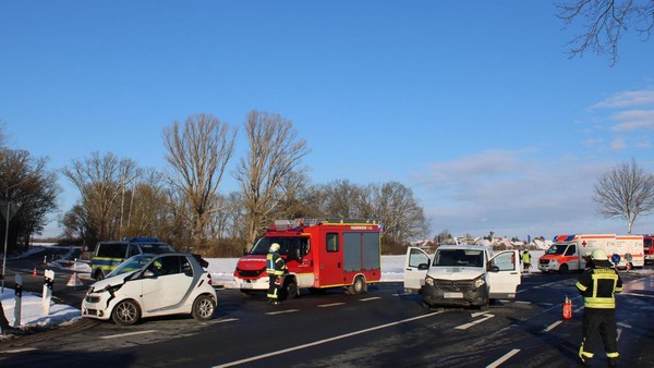 Zwei Autos krachen im Gifhorner Südkreis zusammen: K56 ist voll gesperrt