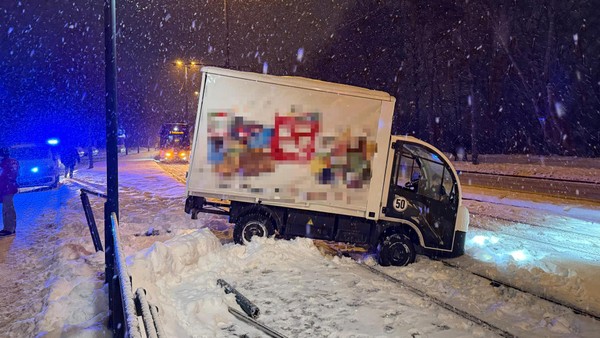 Unfall im Schnee: Verunglückter Lieferwagen blockiert Gleise der BSVG
