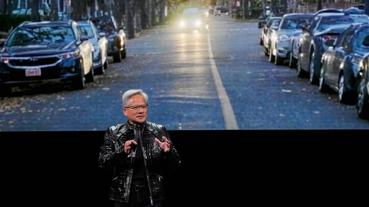 Nvidia-Gründer und -CEO Jensen Huang spricht während einer Nvidia-Pressekonferenz im Vorfeld der Technikmesse CES in Las Vegas. Nun will der Chipriese Robotaxis auf den Markt bringen. Technik-Messe CES in Las Vegas