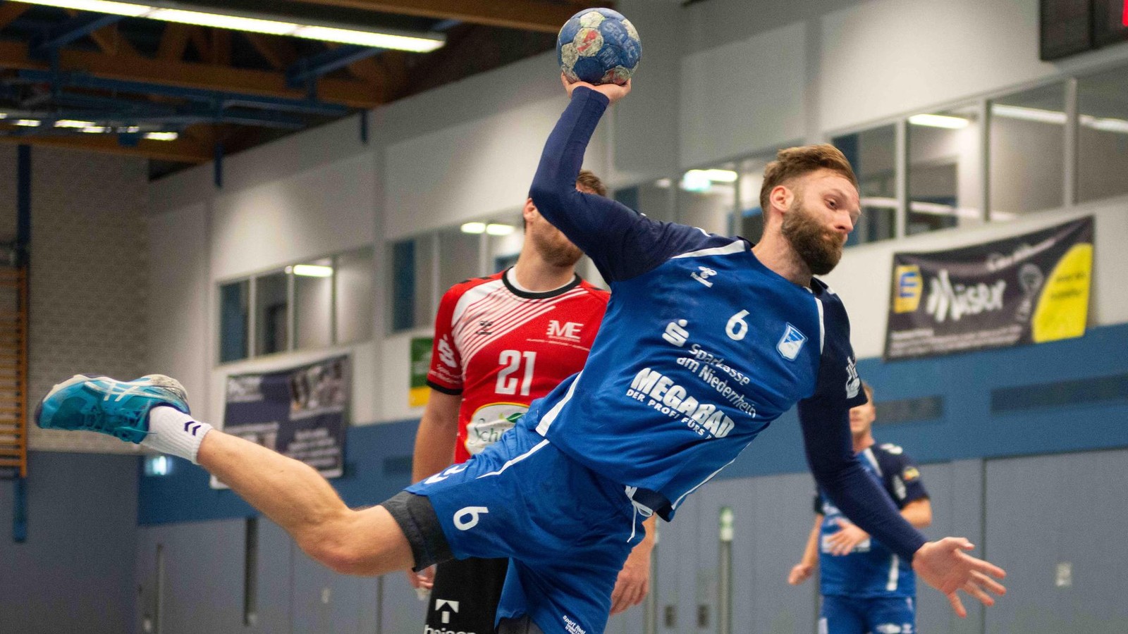 Derby-TV-Kapellen-setzt-gegen-SV-Neukirchen-auf-Tempo-und-Nils-Deinert