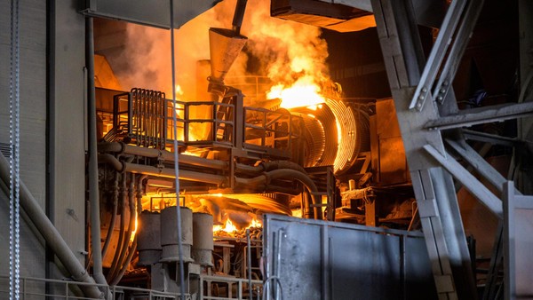 Großeinsatz im Stahlwerk: Feuerwehr kämpft mit Wasserwerfer gegen Flammen