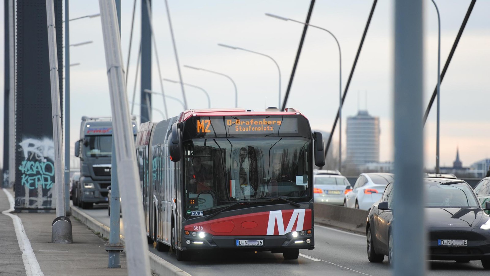 Rheinbahn-darf-marode-Theodor-Heuss-Br-cke-nicht-mehr-befahren-die-Umleitungen
