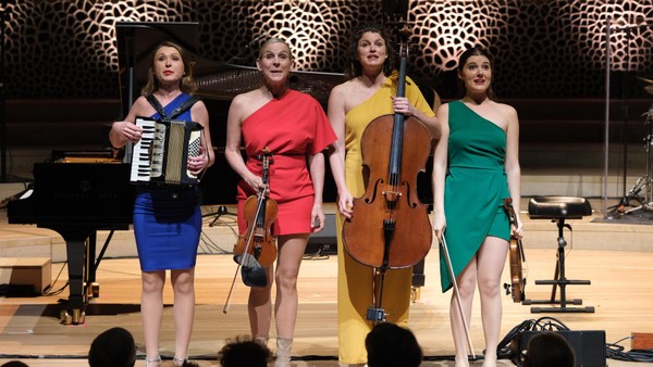 Salut Salon mit Polkapower bei „St. Pauli Theater meets Elbphilharmonie“