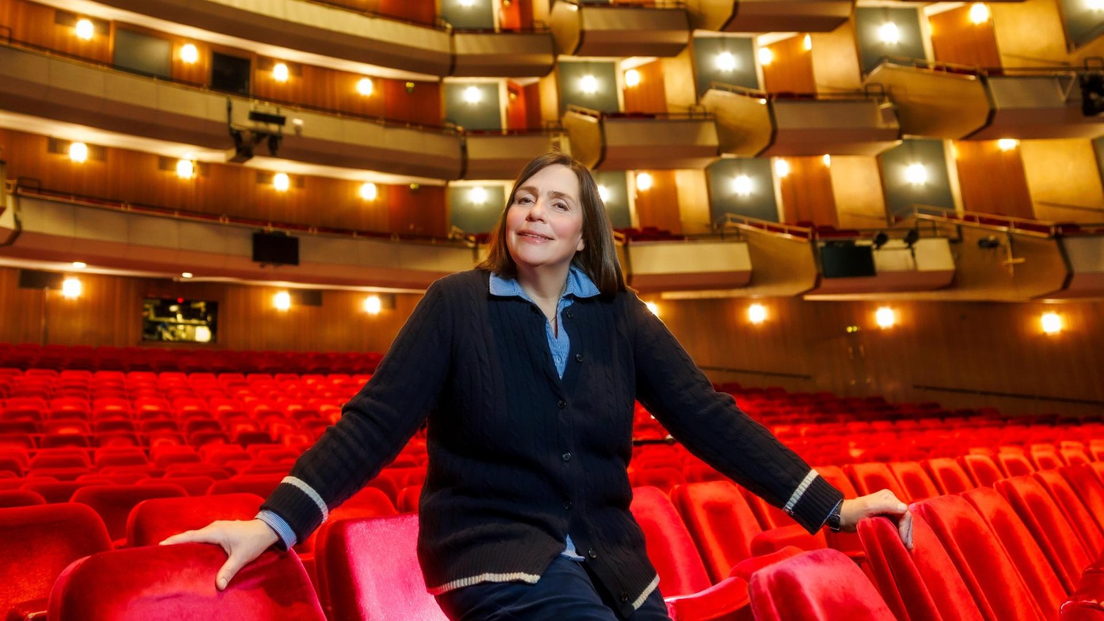 Drei-Jahrzehnte-Staatsoper-Hamburger-S-ngerin-mit-Lachkr-mpfen-auf-der-B-hne