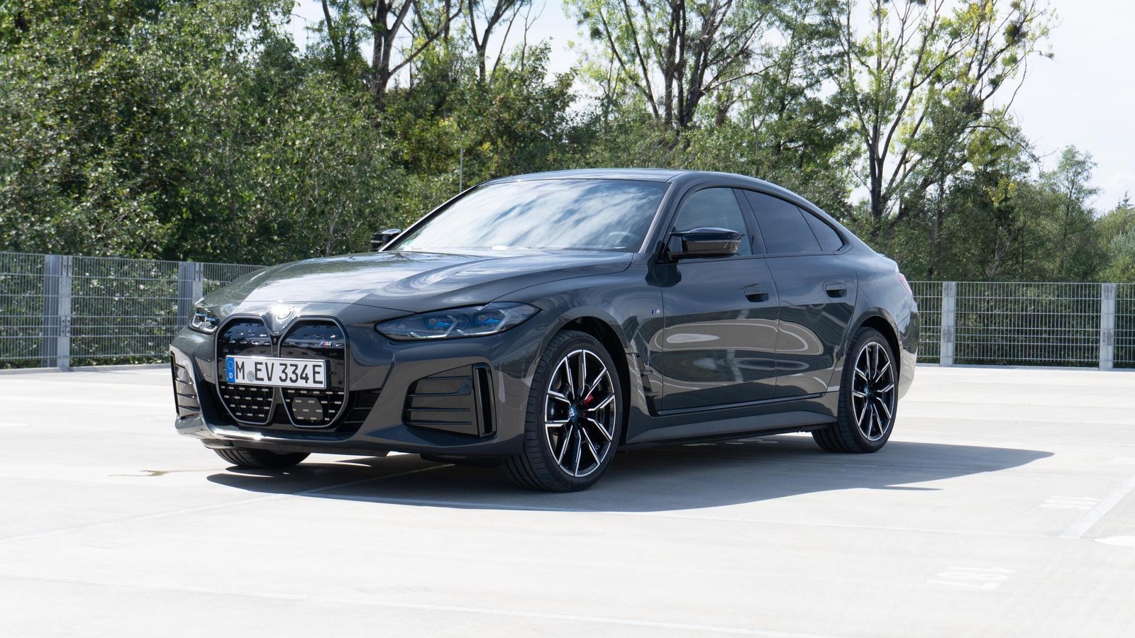 Teures-Auto-vor-der-Sauna-gestohlen-Polizei-sucht-Zeugen