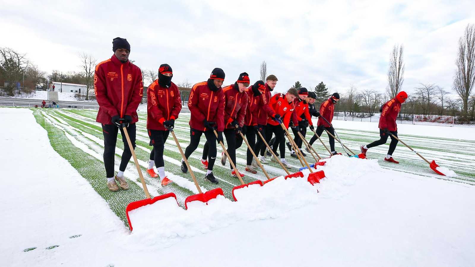 fc-rot-wei-darf-nicht-auf-den-kunstrasen-wir-hangeln-uns-von-tag-zu-tag