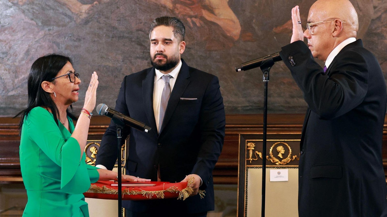 Venezuela-Vermummte-Bewaffnete-lesen-die-WhatsApp-Nachrichten-der-Menschen