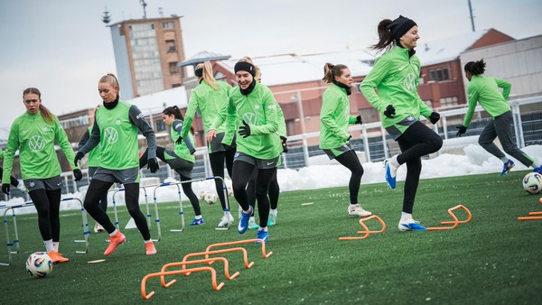 Mit Ständchen und Applaus: Wölfinnen starten in die Winter-Vorbereitung