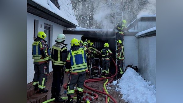 Flammen schlagen aus Garage: Feuerwehren retten Einfamilienhaus