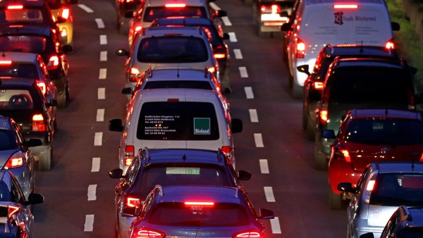Stau auf der A1: Schwertransport und Lkw blockieren Fahrstreifen