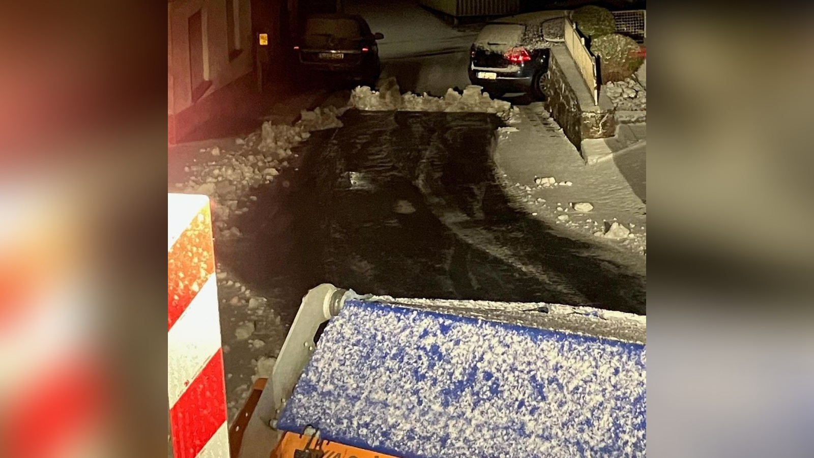 Schneechaos-Geparkte-Autos-blockieren-R-umfahrzeuge-M-llabfuhr-und-Feuerwehr