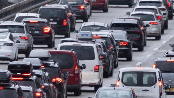 Mehrstündige A1-Sperrung am Mittag: Schwerlastkräne sollen Fahrzeug bergen