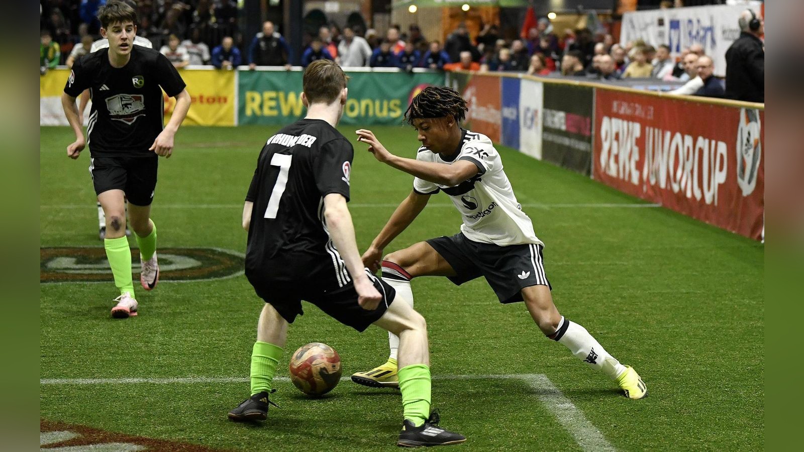 Gr-te-U19-Hallenturnier-in-Europa-Zwei-Teams-aus-der-Region-Osterode-mischen-mit