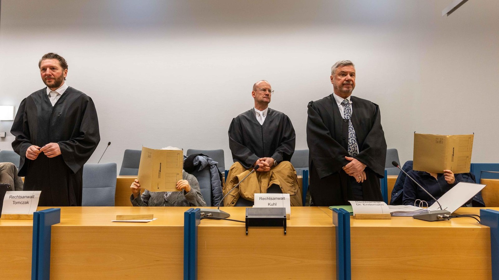 Eingesperrtes-M-dchen-berraschung-zum-Prozessauftakt-und-ein-Appell