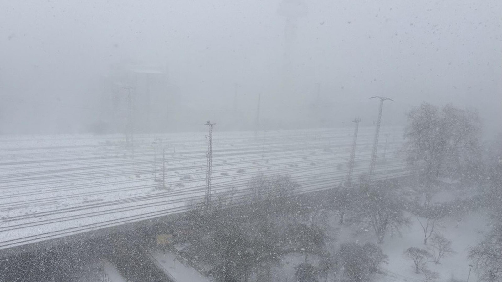 Schneefront-zieht-ber-Duisburg-Kaum-Sicht-auf-den-Stra-en