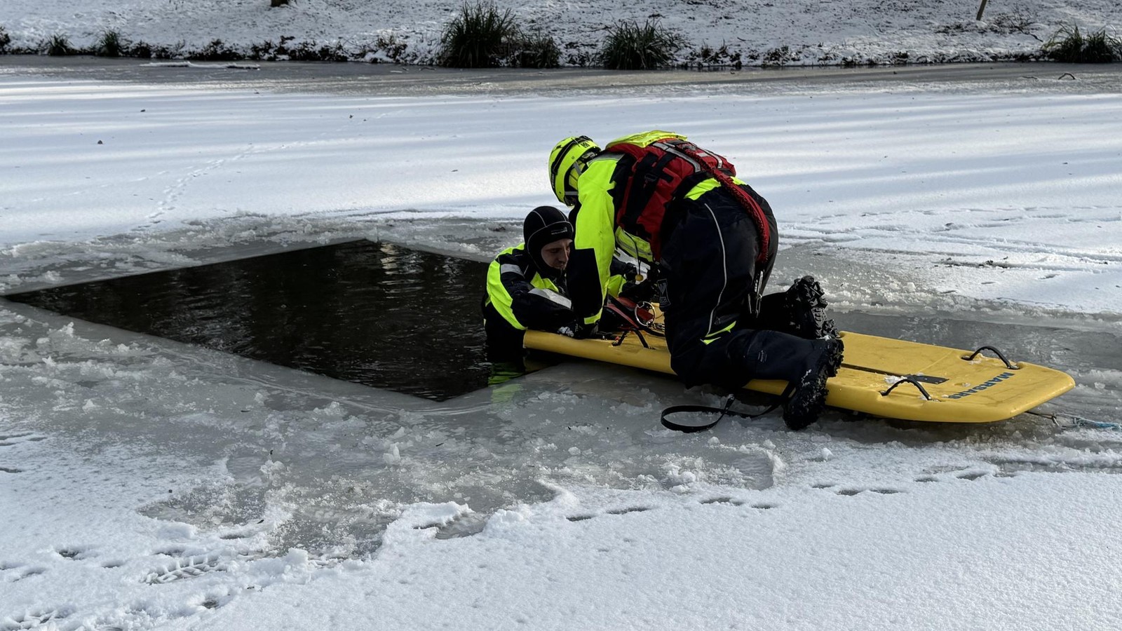 Mit-Kettens-ge-auf-dem-Eis-Feuerwehr-bt-Eisrettung-und-warnt-vor-Lebensgefahr