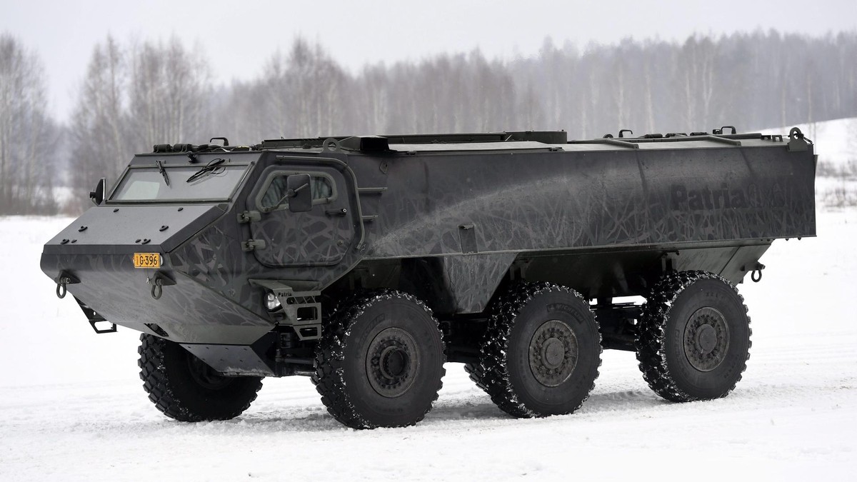 Der Patria 6×6 ist dafür ausgelegt, sowohl Schnee als auch sumpfiges Gelände zu überwinden. Presentation of the new Patria 6x6 AMV