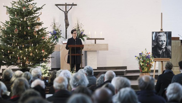 Bewegende Trauerfeier für Wahlhamburger Rolf Becker – „einfach weg“