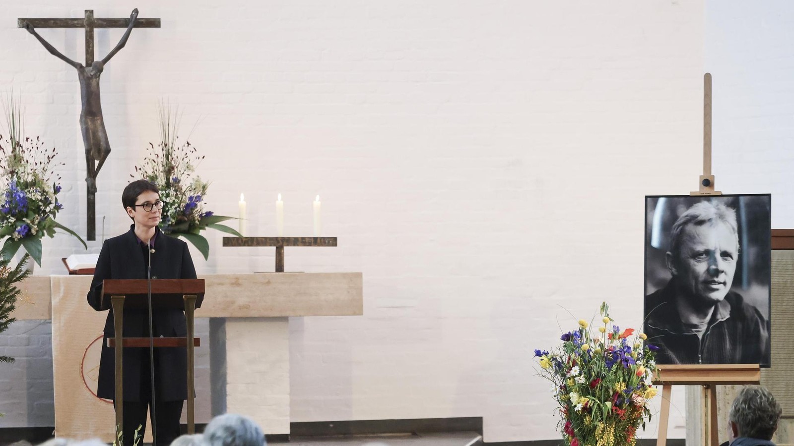 bewegende-trauerfeier-f-r-wahlhamburger-rolf-becker-einfach-weg