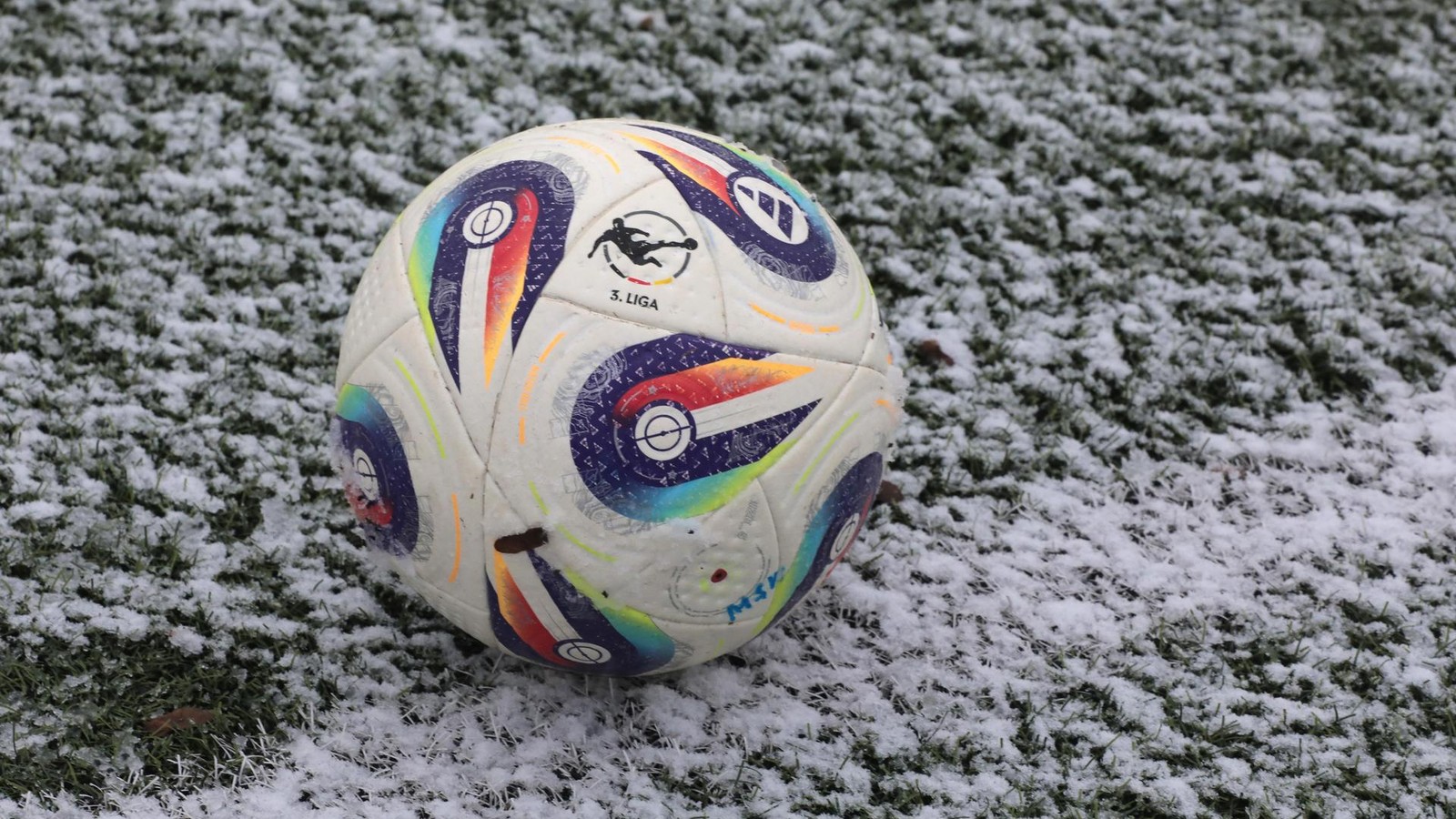 Alle-Pl-tze-gesperrt-Eis-und-Schnee-machen-Sportlern-Strich-durch-die-Rechnung