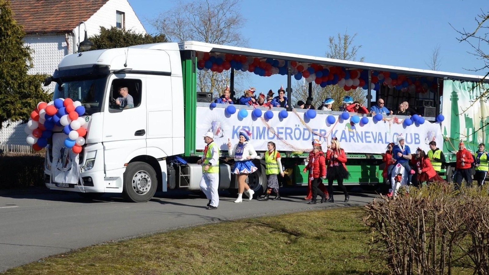 Nordh-user-Verein-beschert-der-Stadt-einen-Festumzug