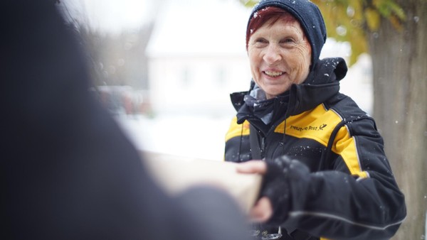 Paketzusteller kämpfen mit Eis und Schnee – DHL mit dringendem Appell